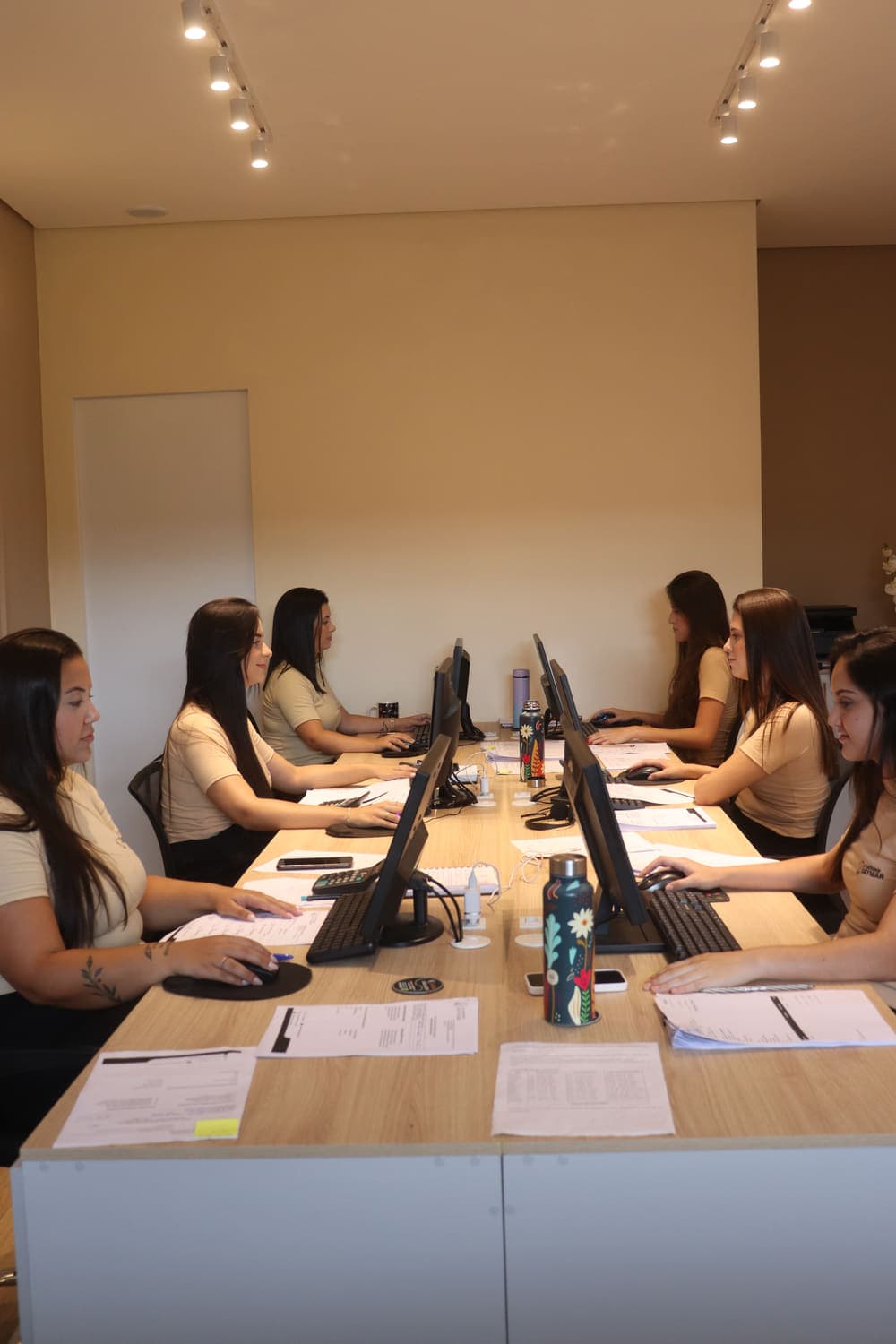Equipe da Contabilidade Daymar reunida na sala de trabalho do escritório